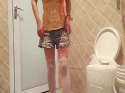 小黄蜂短裤配丝袜D杯肥逼女主VX：禁止内容