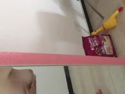 大奶骚货一开门就拔了在镜子前来一炮