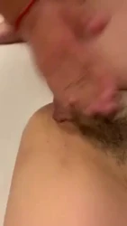 出差约的少妇 和三个同事一块干的 扣的喷水 可推