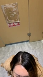 看电影途中去女厕来一炮