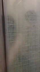 绿帽说隔着玻璃觉得刺激，听到老婆的淫叫声都射了