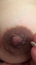 玩弄怀孕期间老婆乳头