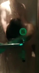 陪哥哥玩，解决到了浴室就对人家下手了
