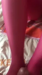 母狗坦克肉感前任的粉色丝袜足交+舔丝袜脚 恋足足控必看