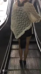 分享街边露出尾巴的小姐姐
