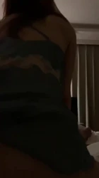 酒店骚女上位，丝滑的睡衣激情的淫叫