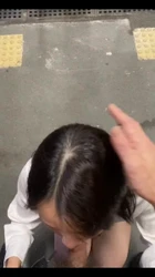 地铁站出口野战偷情的人妻