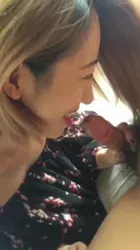 露脸漂亮小姐姐看到大鸡巴开心到不得了 马上帮我口交