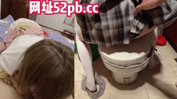 良家19岁白丝小姐姐，用鸡巴擦她的脸【看简 介同城免费约炮】