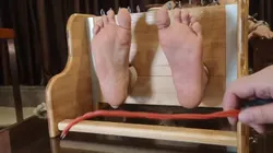 调教女奴，各种脚刑伺候！