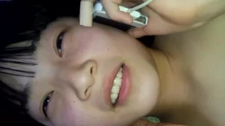 背着男友和校友偷情，逼玩的淫水都流一床,突然接到男友电话