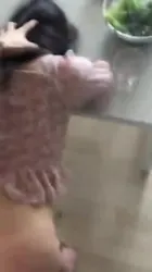 在少妇家里，给我做饭的时候按在餐桌上一顿后入。
