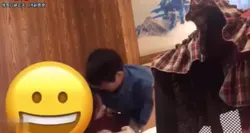 两个学生玩游戏
