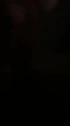 灯光昏暗，同事口的很卖力