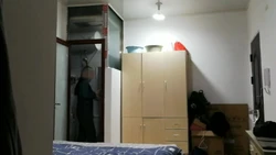 深入少妇家偷情就是刺激，"我的肉棒大还是你老公的大，被我操的爽不爽"