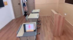 在教室内射02童乳学生妹