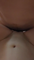 啊～不要射在里面，弄我肚皮上