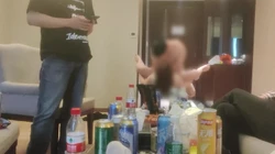 调教新收的人妻，老公在旁边亲自举牌验证。