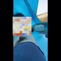 露天帐篷野战，旁边都是人