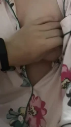 孕后就背着老公出来偷情被操挤出奶水