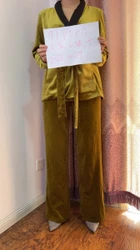 来把阿姨的衣服一件一件脱下来，撕烂我的黑丝