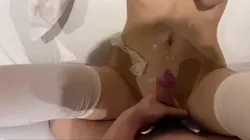 把白袜反差妹子射满一身
