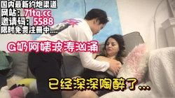 G奶阿姨韵味十足，看表情小伙子已经陶醉了【看简 介同城免费约炮】