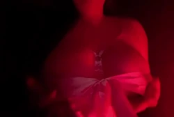 大奶姑娘向我借钱