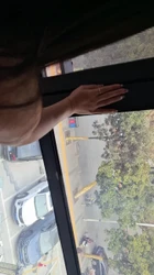 把���逼老婆按在落地窗前猛操，下面人来人往，绝对被人看见了