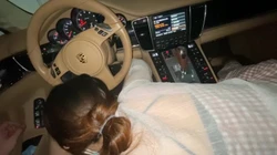 少妇在帕拉梅拉里挨操！！跟老公吵架把他车开出来让我爽！！