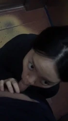 和炮友在电梯里大胆口交太刺激了