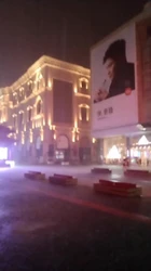 沈阳街突降暴雨露出摸奶