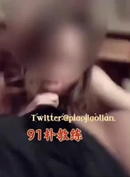手握着老公的肉棒。骚穴被猛操。爽的时候只能用嘴含着��棒