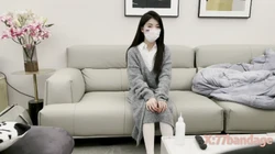 合租的室友姐姐竟在客厅自慰