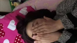 '不给你拍'，人妻一直拿手挡着脸，艹舒服了又松开