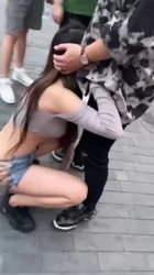 母狗性瘾犯了，��大街上吃鸡巴被路人围观！（进群有偿约炮）