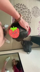 镜子前的母狗跪舔