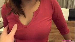 一名年轻的亚洲女孩被一名年长的日本男子夺走了纯真