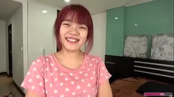 娇小的泰国女孩为日本性旅游者提供服务