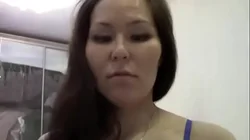 亚洲熟女上演性感脱衣舞