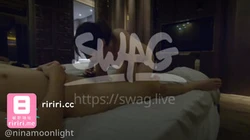 SWAG 趁表哥睡覺時，偷偷掀開棉被坐上去搖醒他