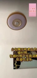 在主卧，婚纱照下，山东少妇吃淫水