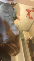 （他的视频简阶里有女人用的发情药）在试衣间里让骚货帮我吹喇叭