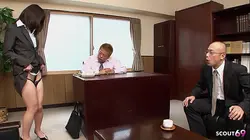 日本无码色情片：18岁苗条日本白领女被老板和同事诱惑，上演双内射MMF三人行
