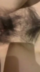 操白嫩的小女友❤性趣来了还给她的B毛做个造型