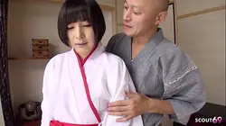 日本无码色情片：传统日本少女首次被老师肛交内射
