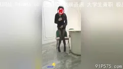办公室爆操风骚女秘书，主动躺在桌子上露出骚穴，扶腰后入