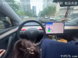 迫不及待在车上就吃鸡巴