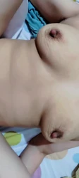 骚妻展示奶子，被干的忍不住淫叫