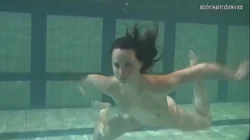 芭芭拉·切霍娃：性感的水下游泳少女